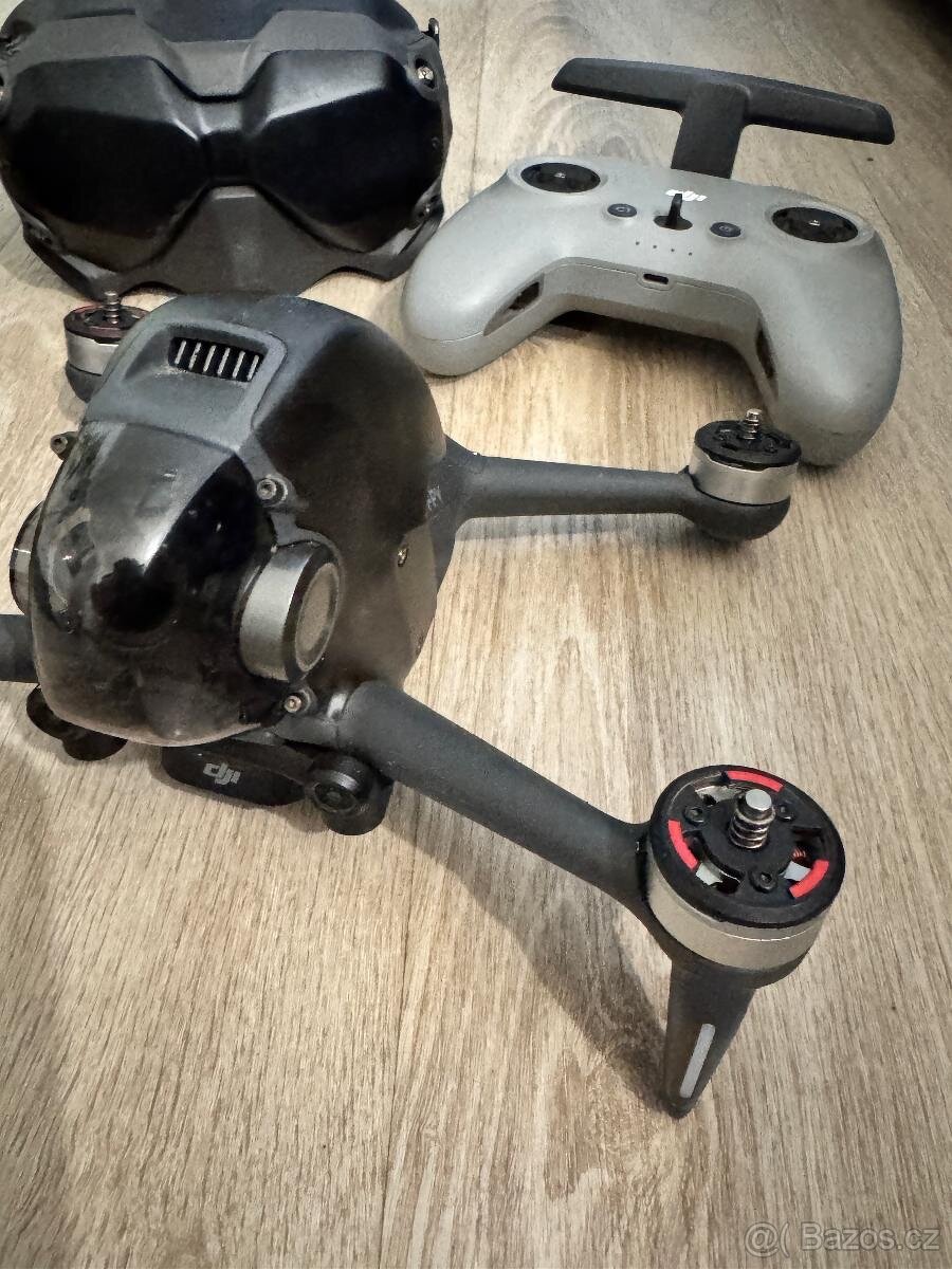 Zavodni DJI FPV zadny pad. Parkovani na helipad