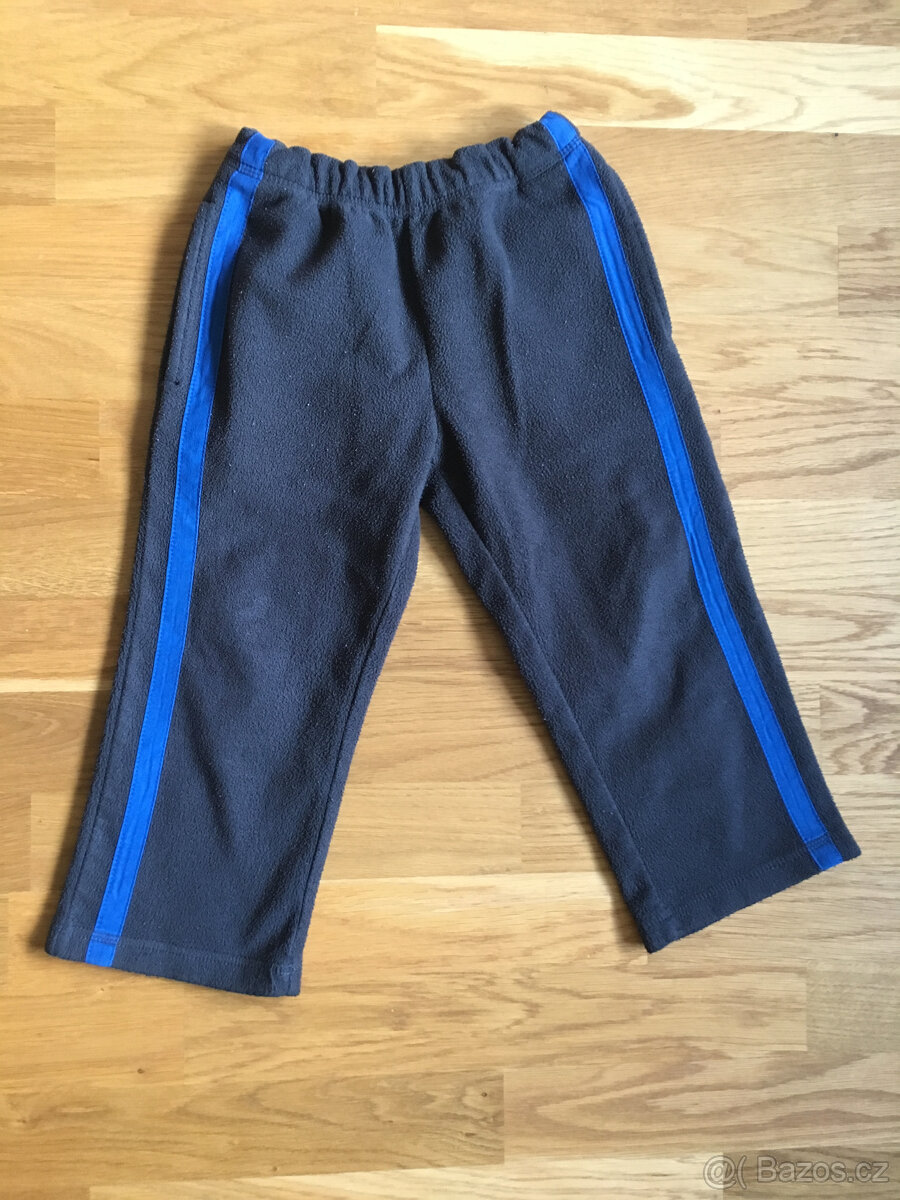 Šedé fleecové tepláky s modrým pruhem Lupilu