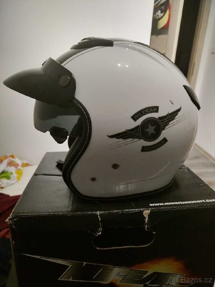 Otevřená helma na motorku