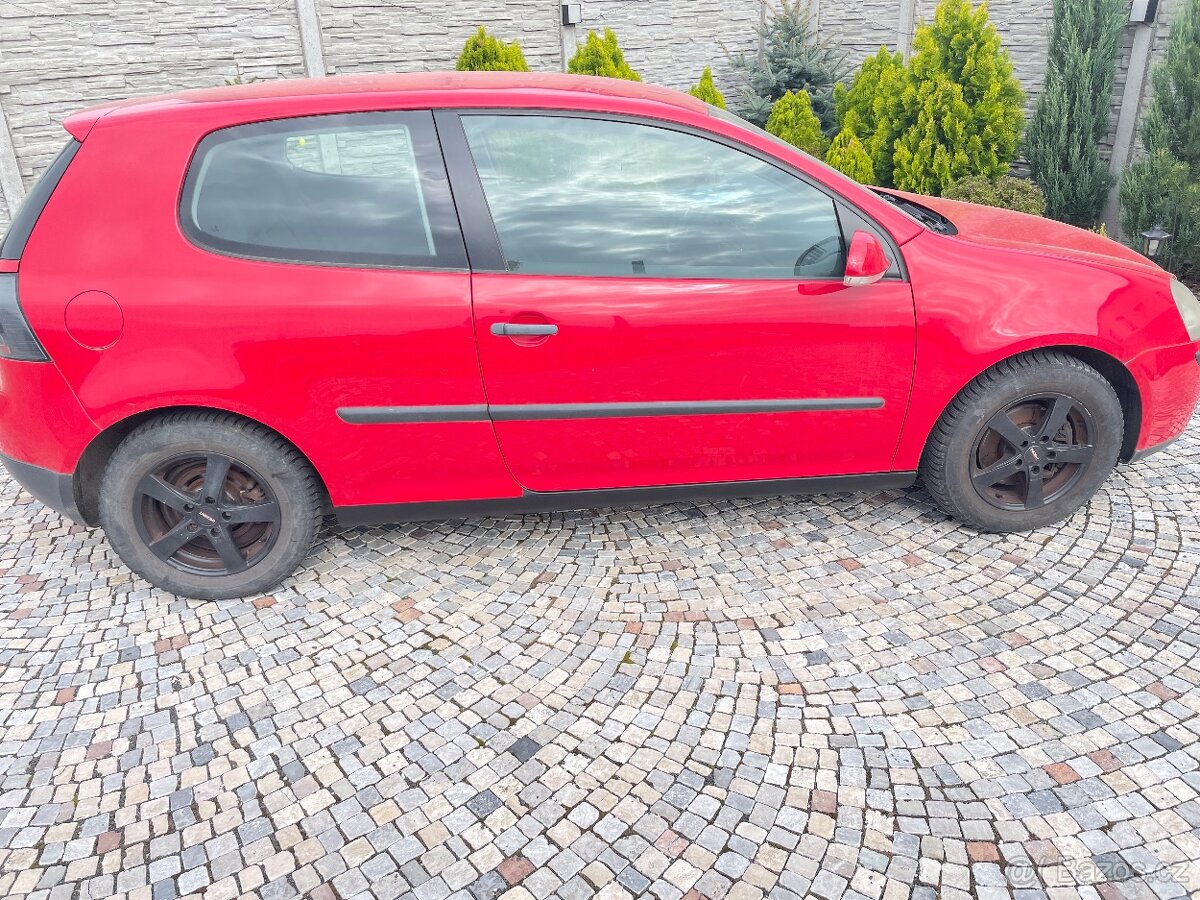 VW Golf V - 1,6 FSI - 85 KW benzin / 6 kvalt