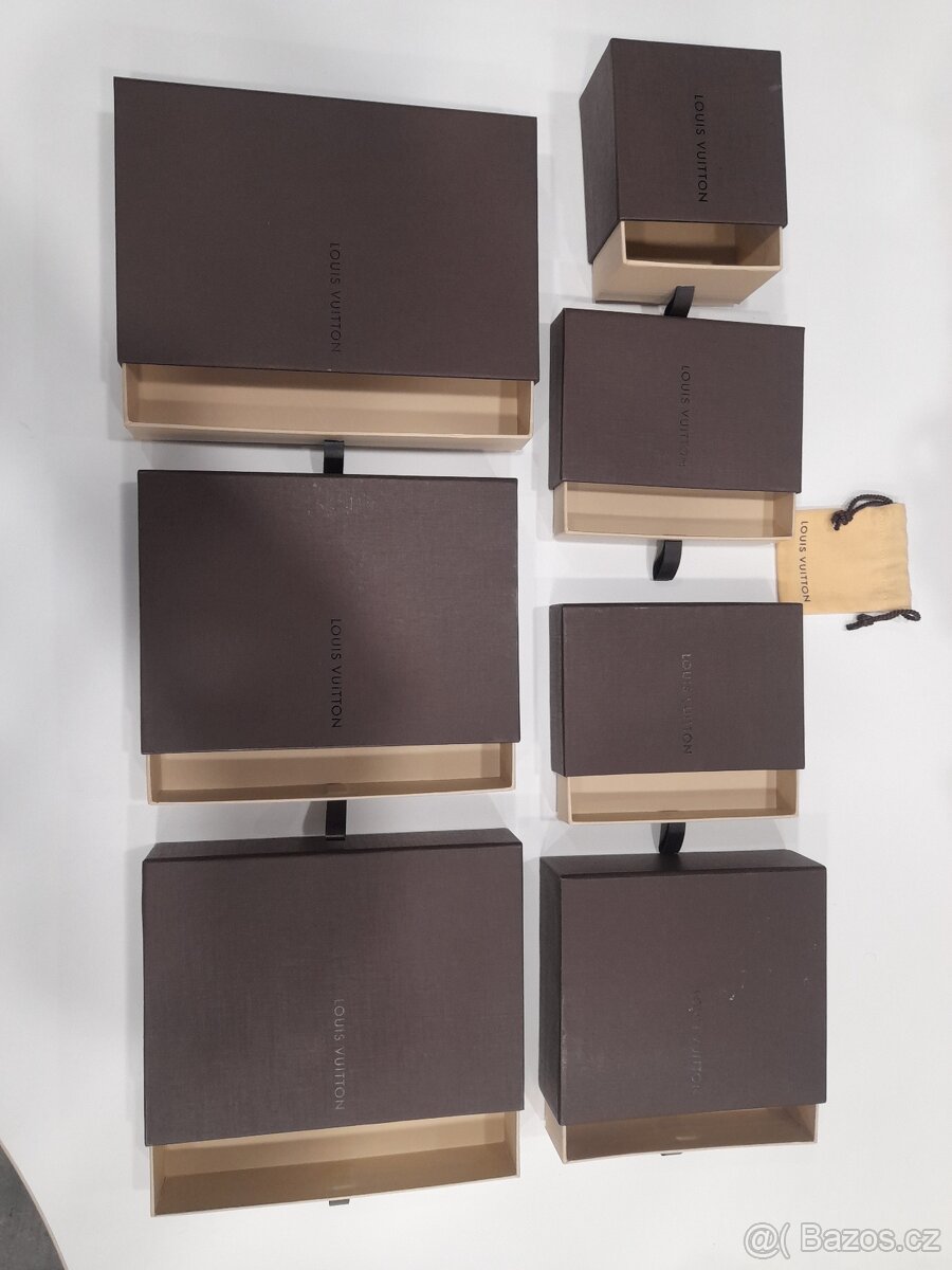 taštičky, obálky, krabičky a bagy od Louis Vuitton