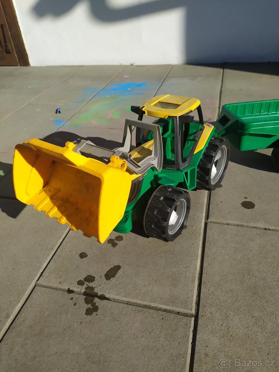 Traktor s vlečkou