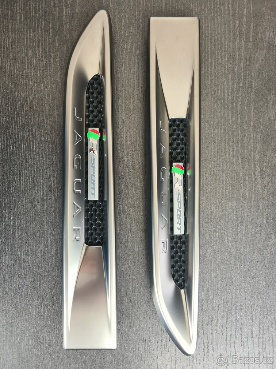 Jaguar XF (X260) boční ventilační otvory