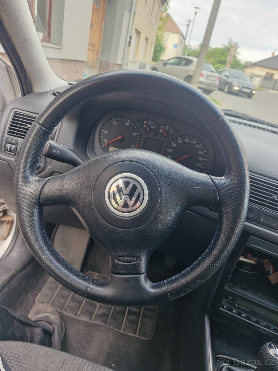 Perforovaný tříramenný volant golf 4