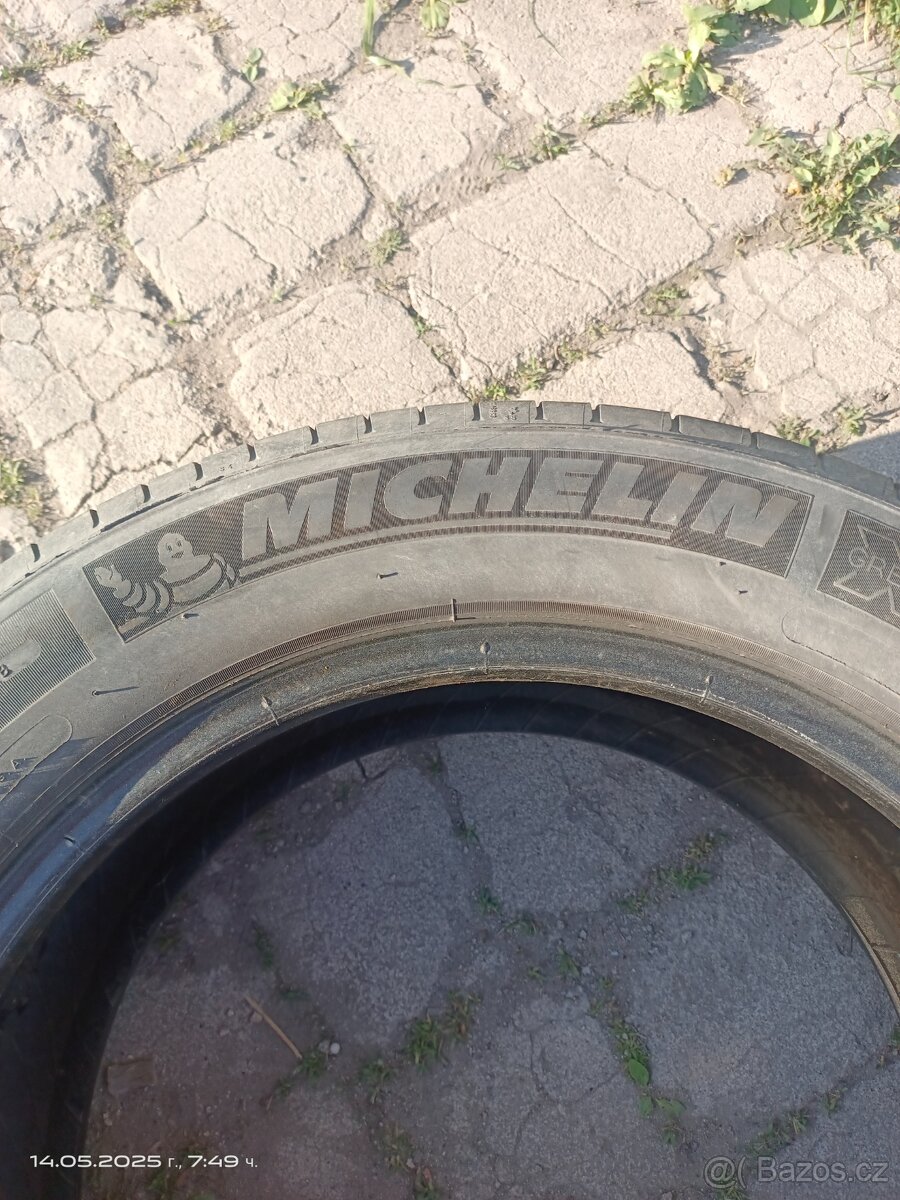 Prodám celoroční pneu Michelin R17