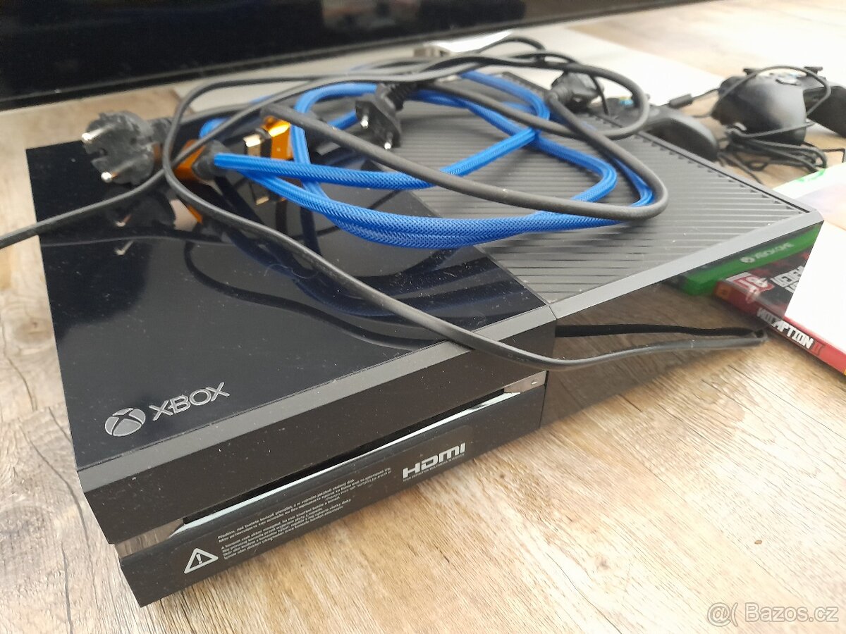 XBOX ONE 500GB + 6 her a dva ovladače