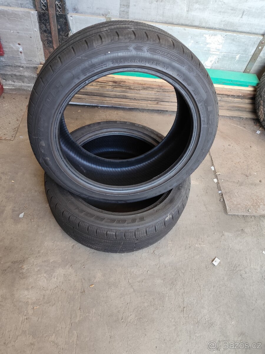 Tracmax 235/45 R18 XL zimní