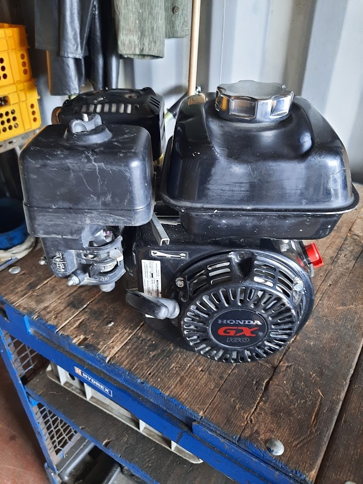 Motor Honda GX 160 s odstředivou spojkou.