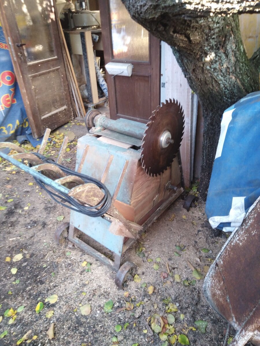 Pila na dřevo s kolébkou