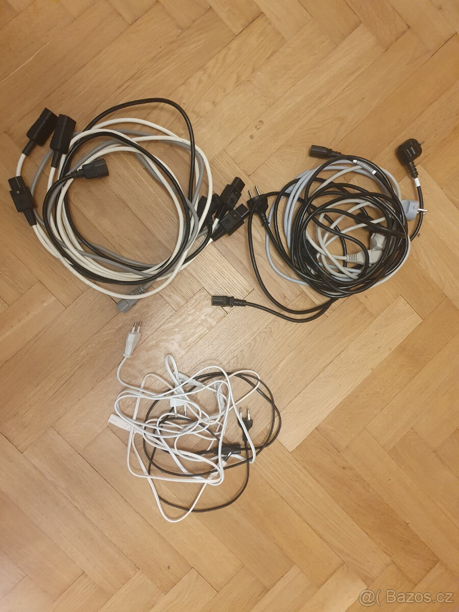 25 ks různých napájecích kabelů