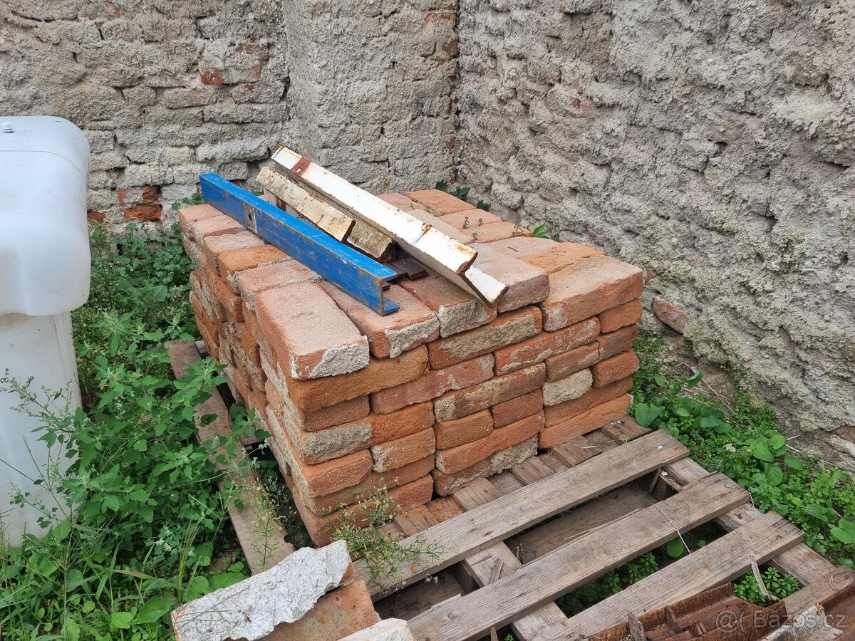 Staré cihly z bouračky