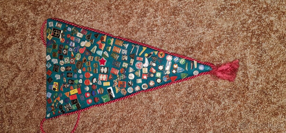 Mix mincí a odznáčků.