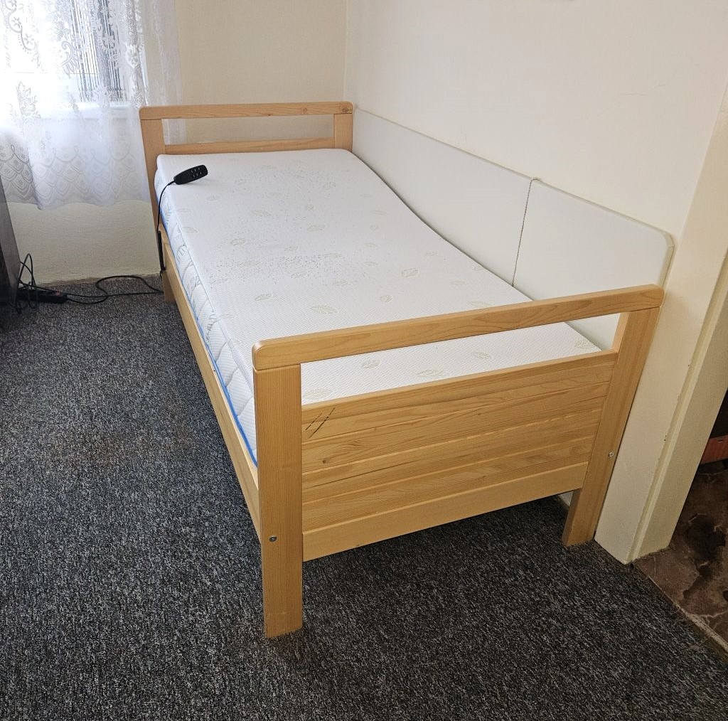 elektrická polohovací dřevěná postel s matrací