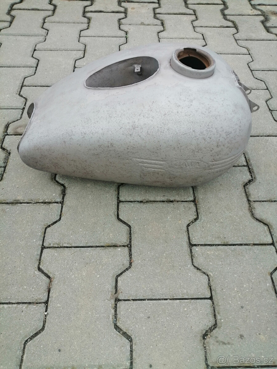 Prodám nádrž Jawa Pérák- komunista
