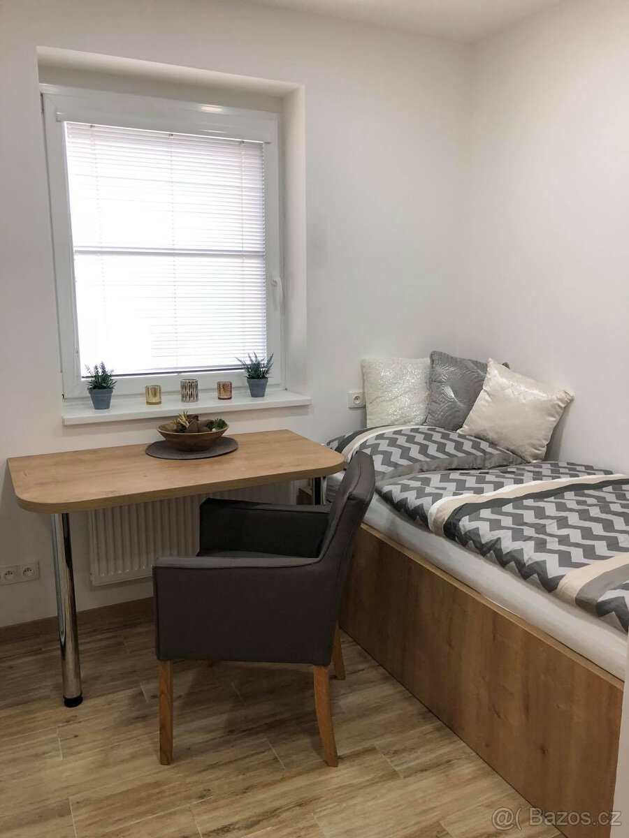 PRONÁJEM BYTU 1+KK, ULICE VEJVANOVSKÁ, ZLÍN