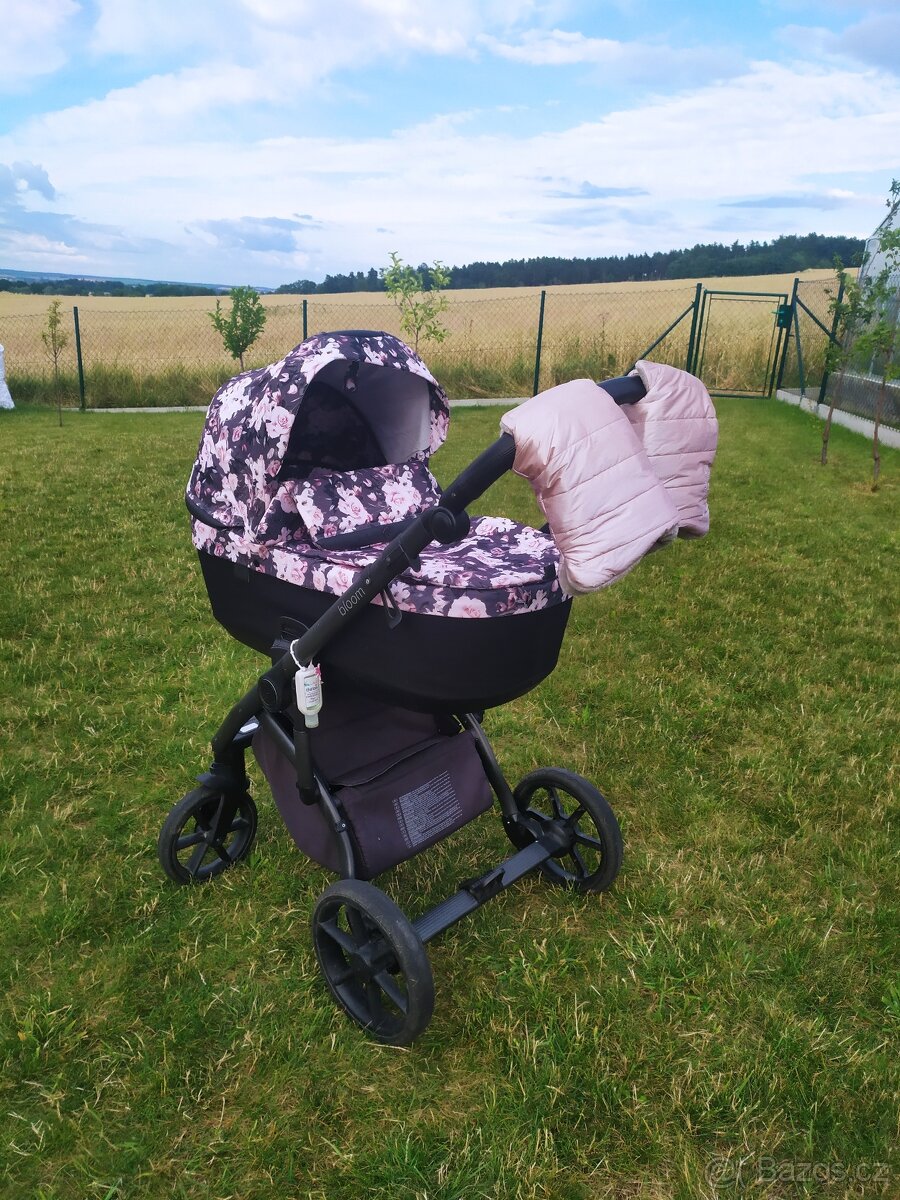 Kočárek Roan Bloom Night Flowers