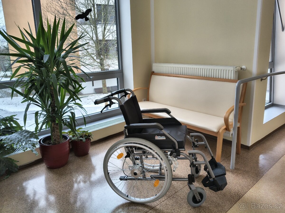 Zánovní invalidní skládací vozík - projede i úzkými dveřmi