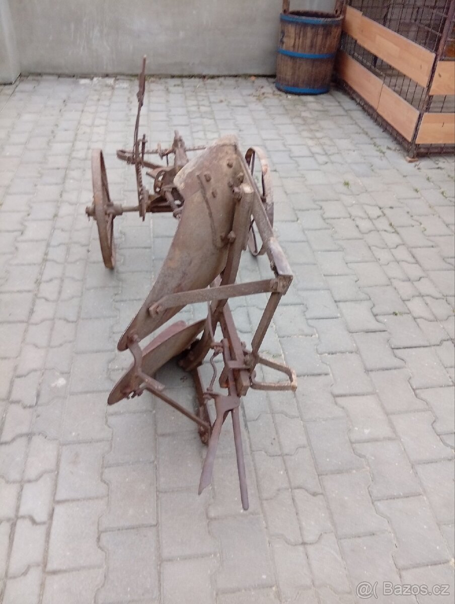 Koňský straňák pluh