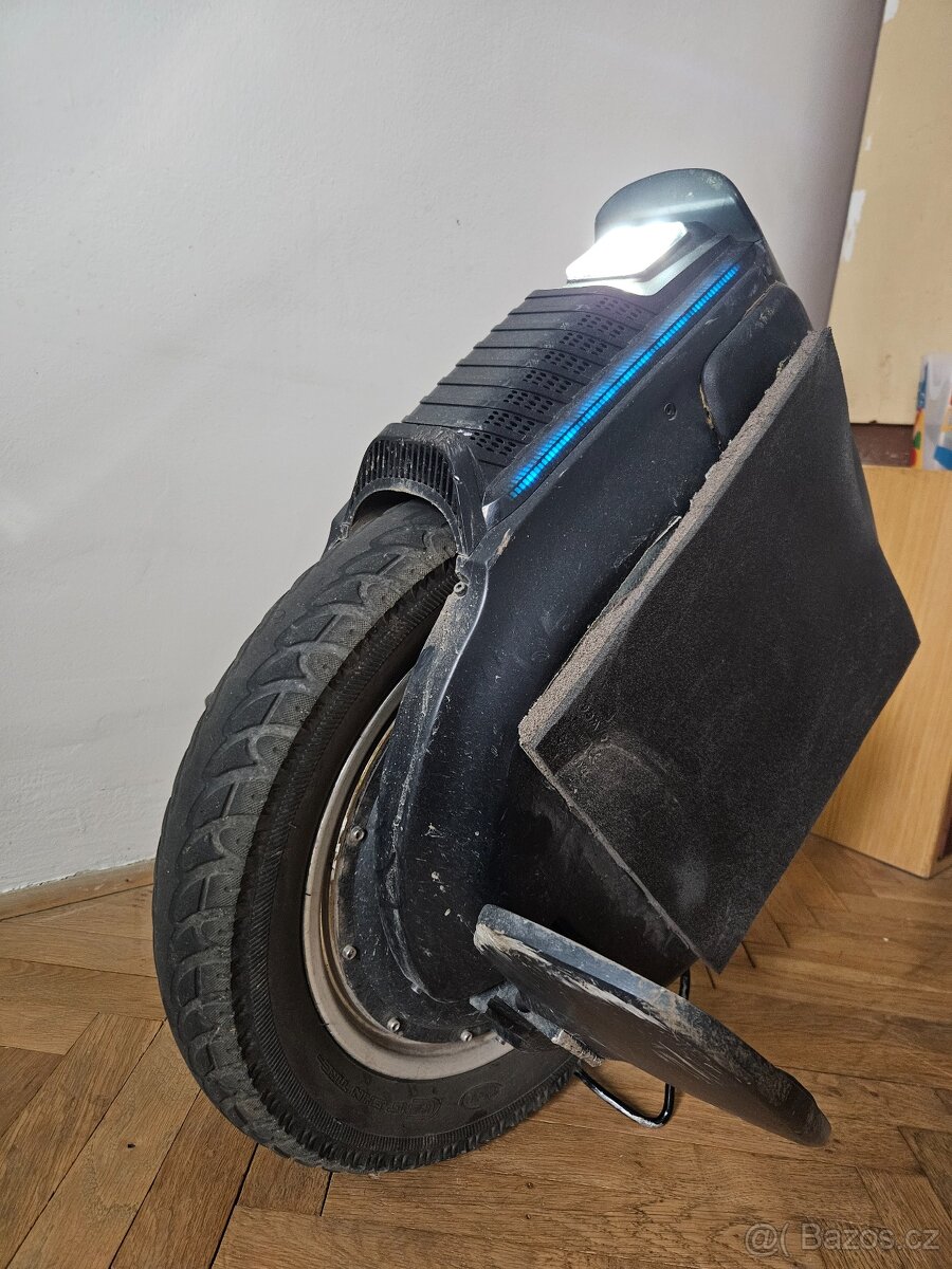 Inmotion V12 EUC electric unicycle