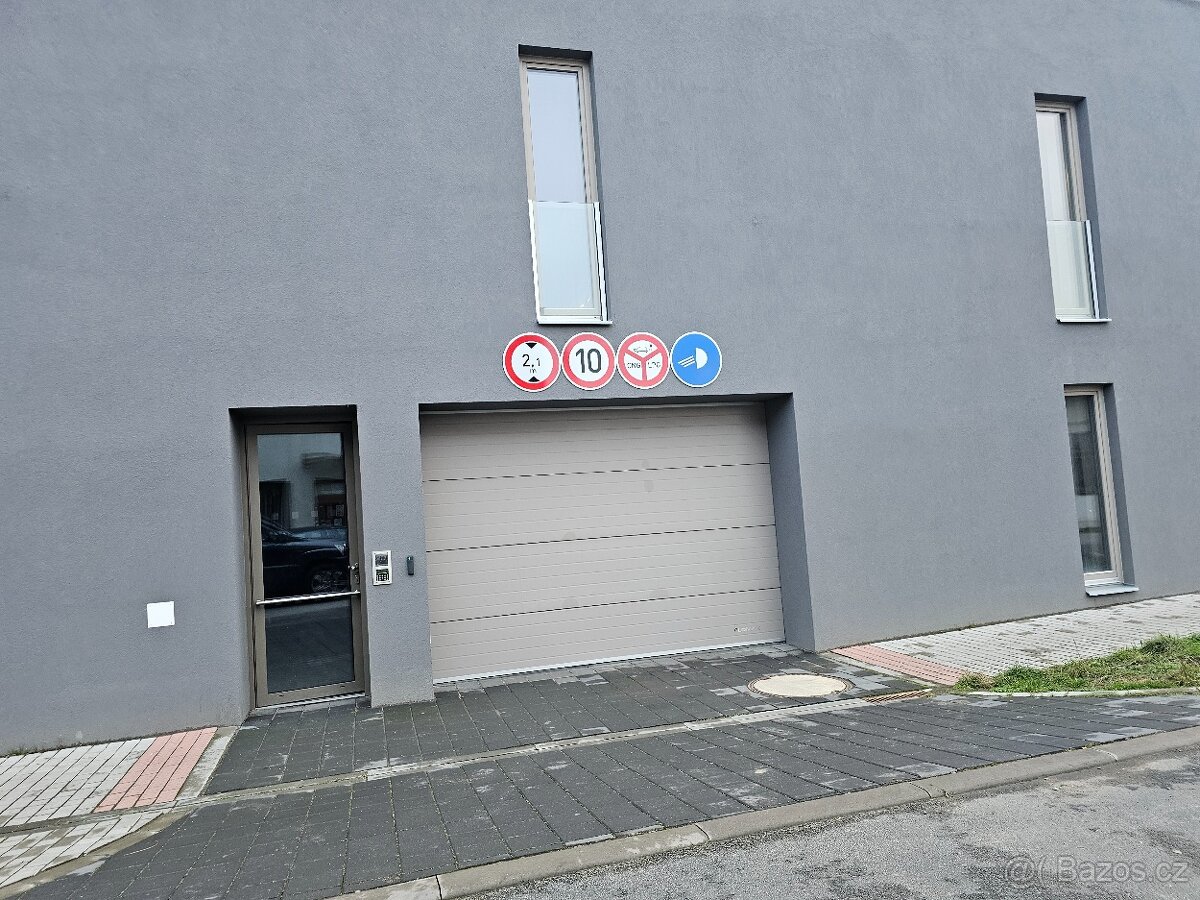 Parkováni v Kolíne garaž