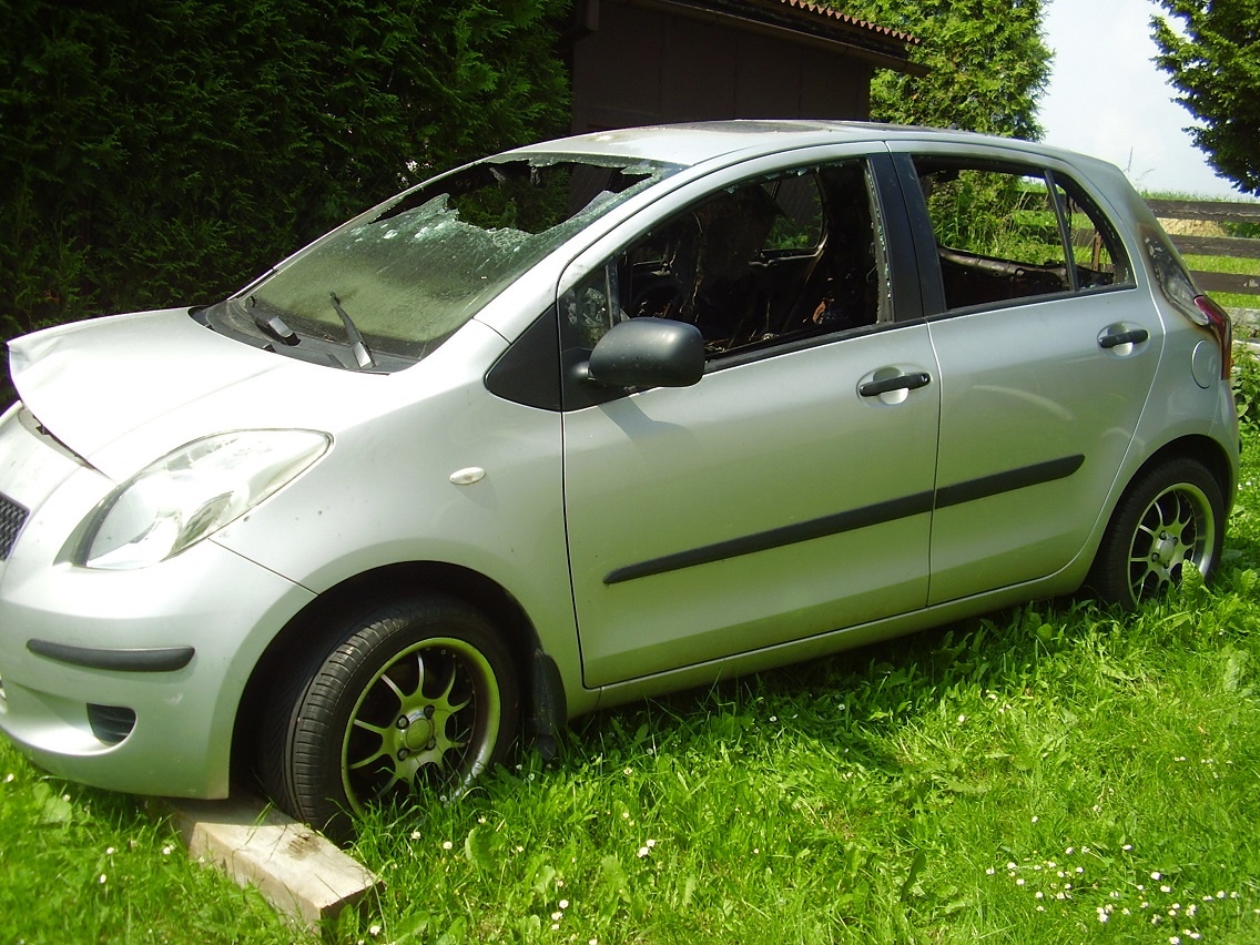 Toyta yaris 2006 s předku cokoli,mám na autě