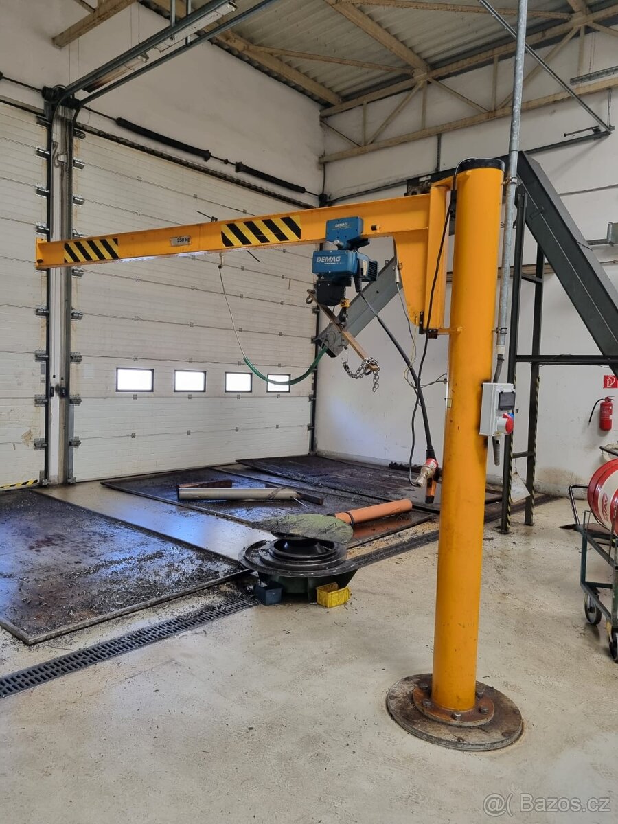 Sloupový otočný jeřáb Demag 250 kG
