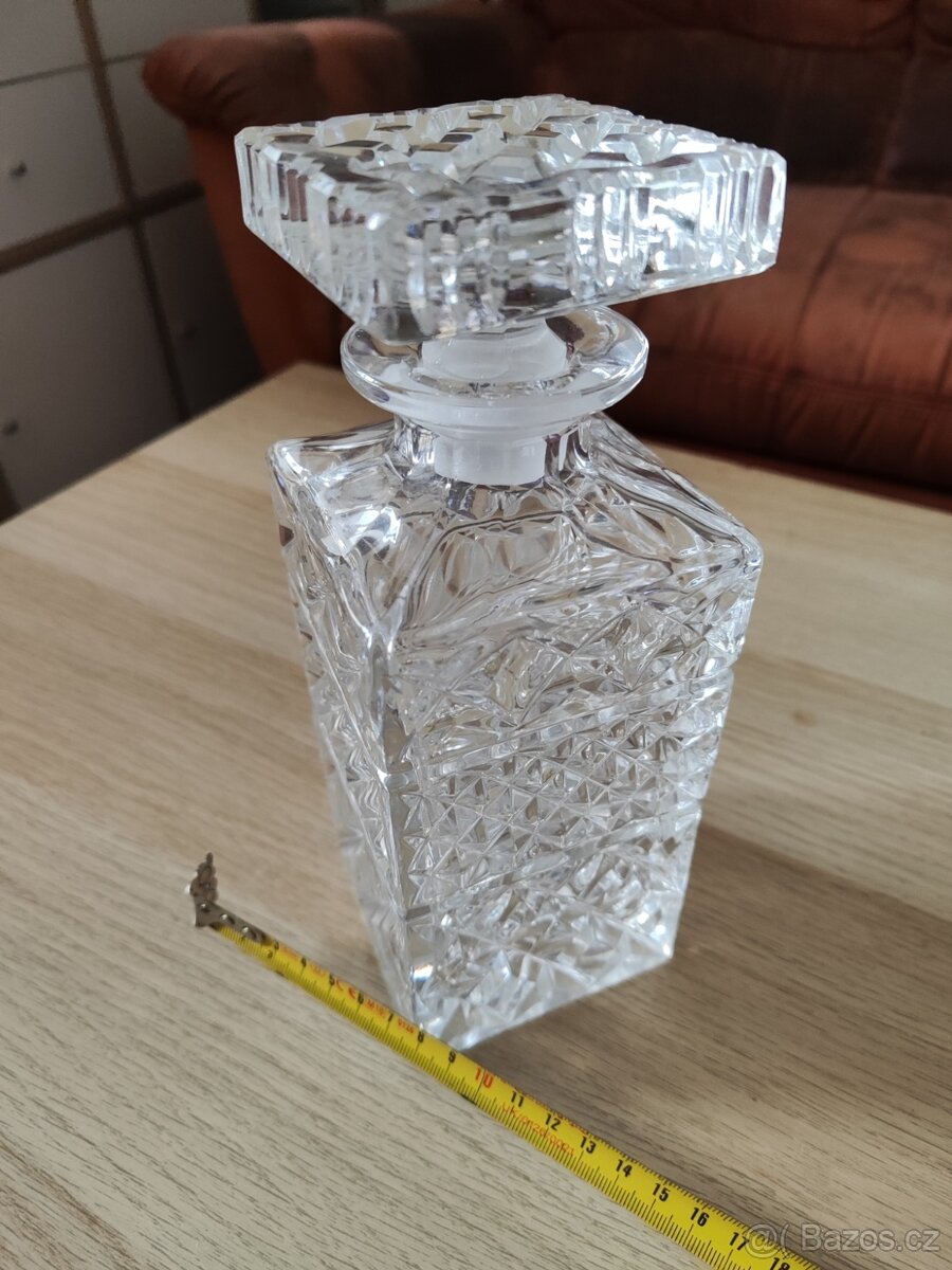 Stará skleněná karafa