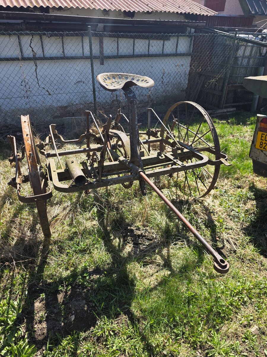 Obracak koňský upraven za traktor