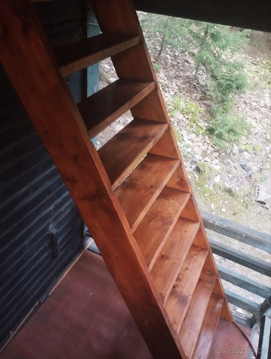 Schody z dřevěného masivu, lakované, nikdy nepoužité