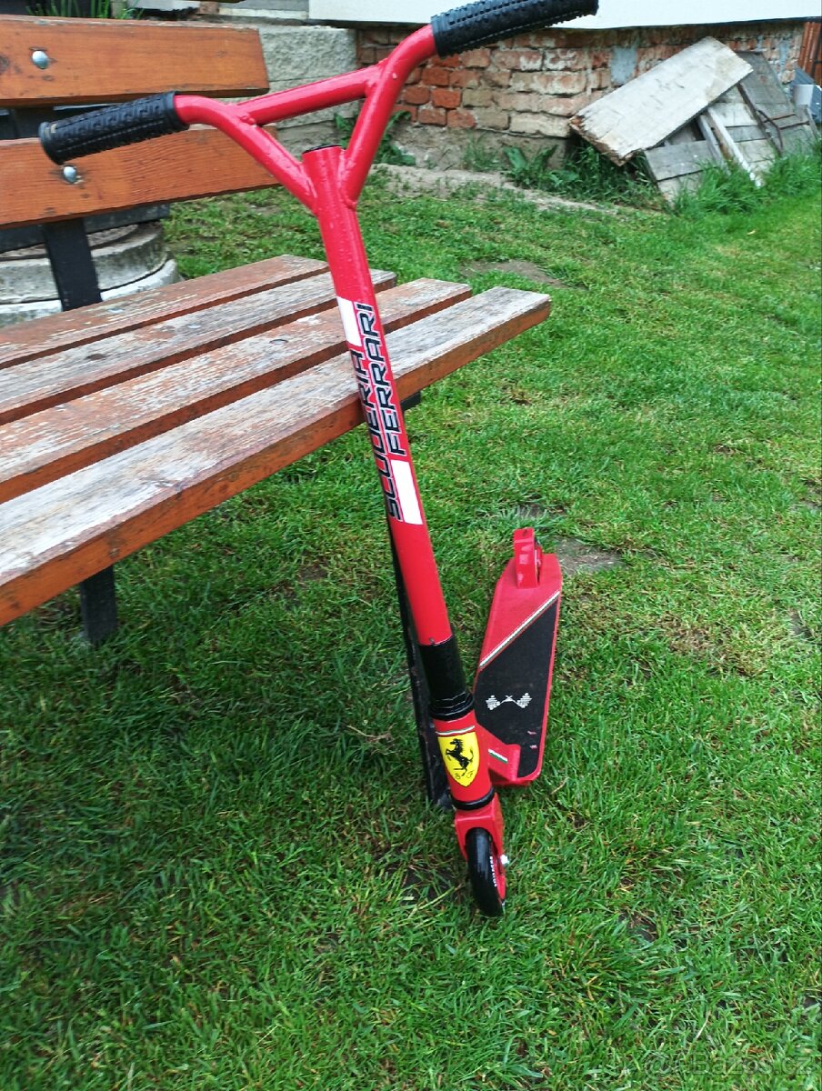 Koloběžka Ferrari