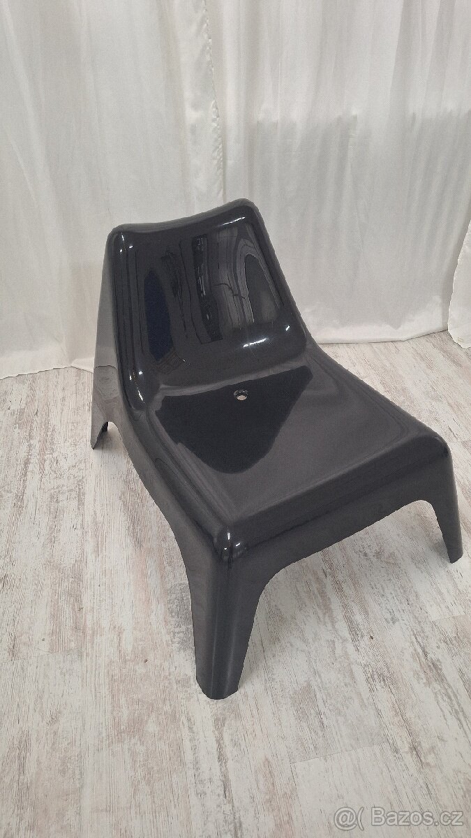 Černé plastové křeslo Ikea