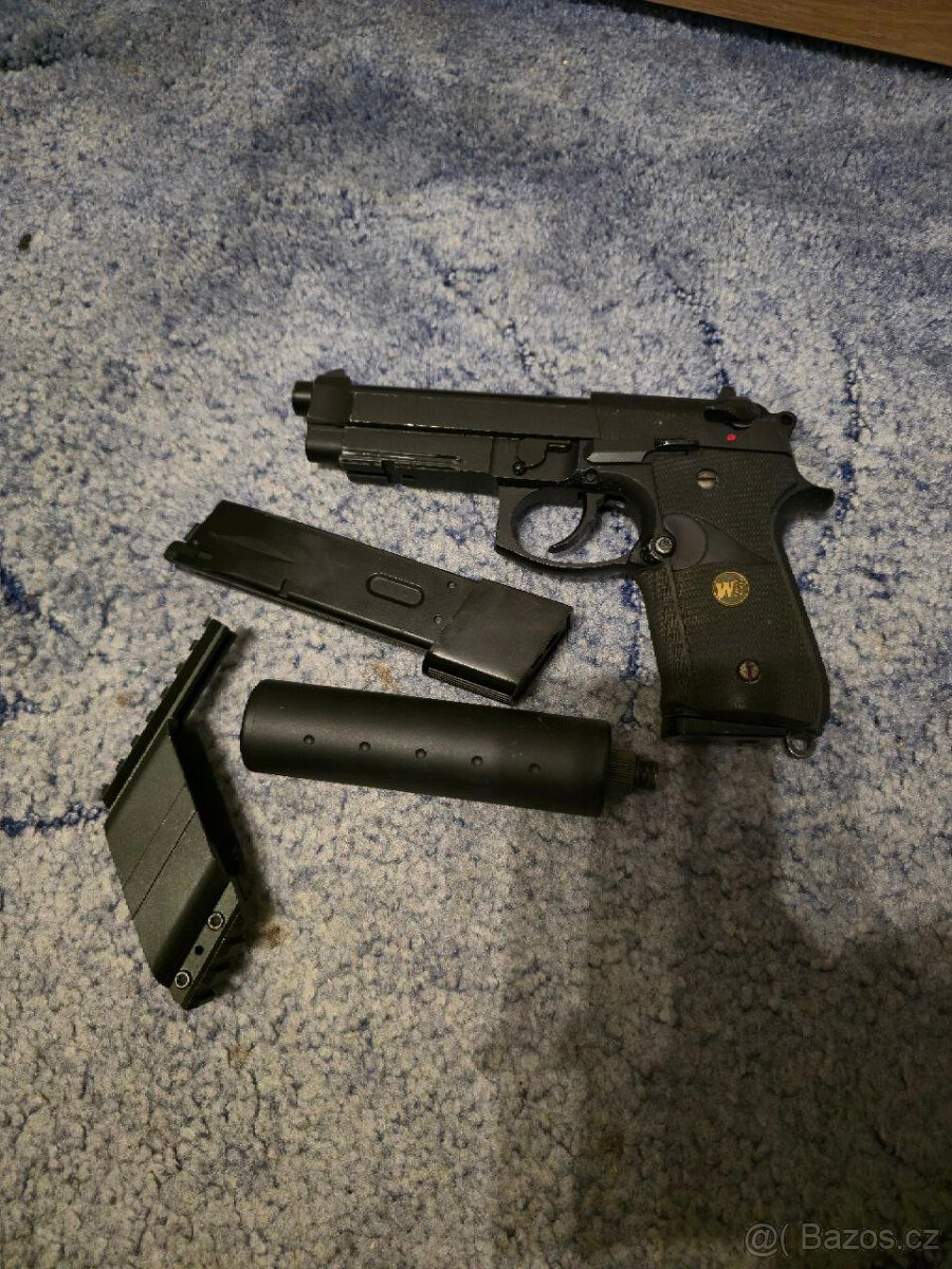 Airsoft Beretta WE černá + příslušenství