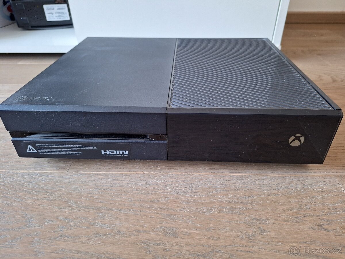 XBOX ONE 500 GB + 2 ovládače
