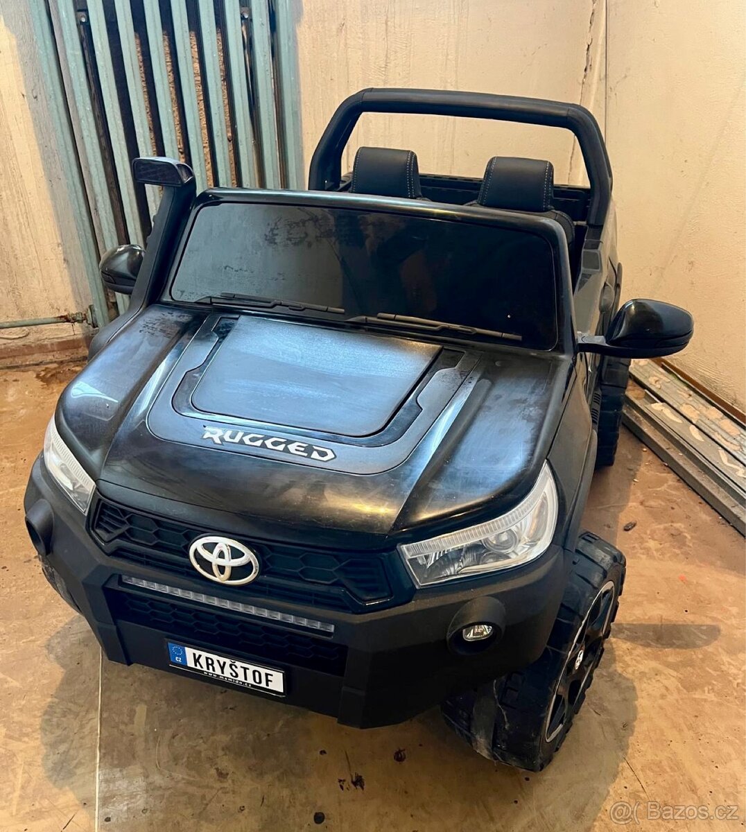 Elektrické autíčko Toyota Hilux 4x4 černé