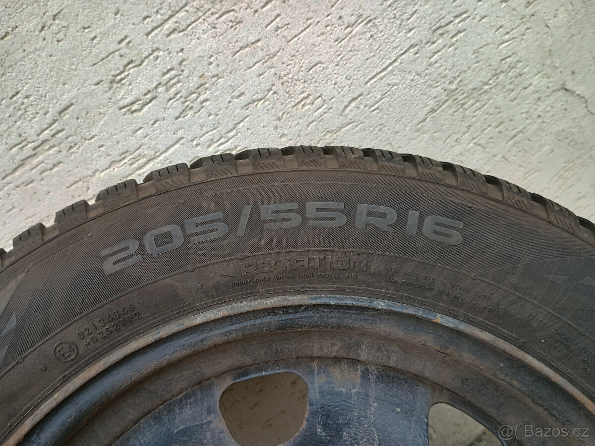 Prodám zimní pneu 205/55/R16 na diskách - vyvážené  Peugeot
