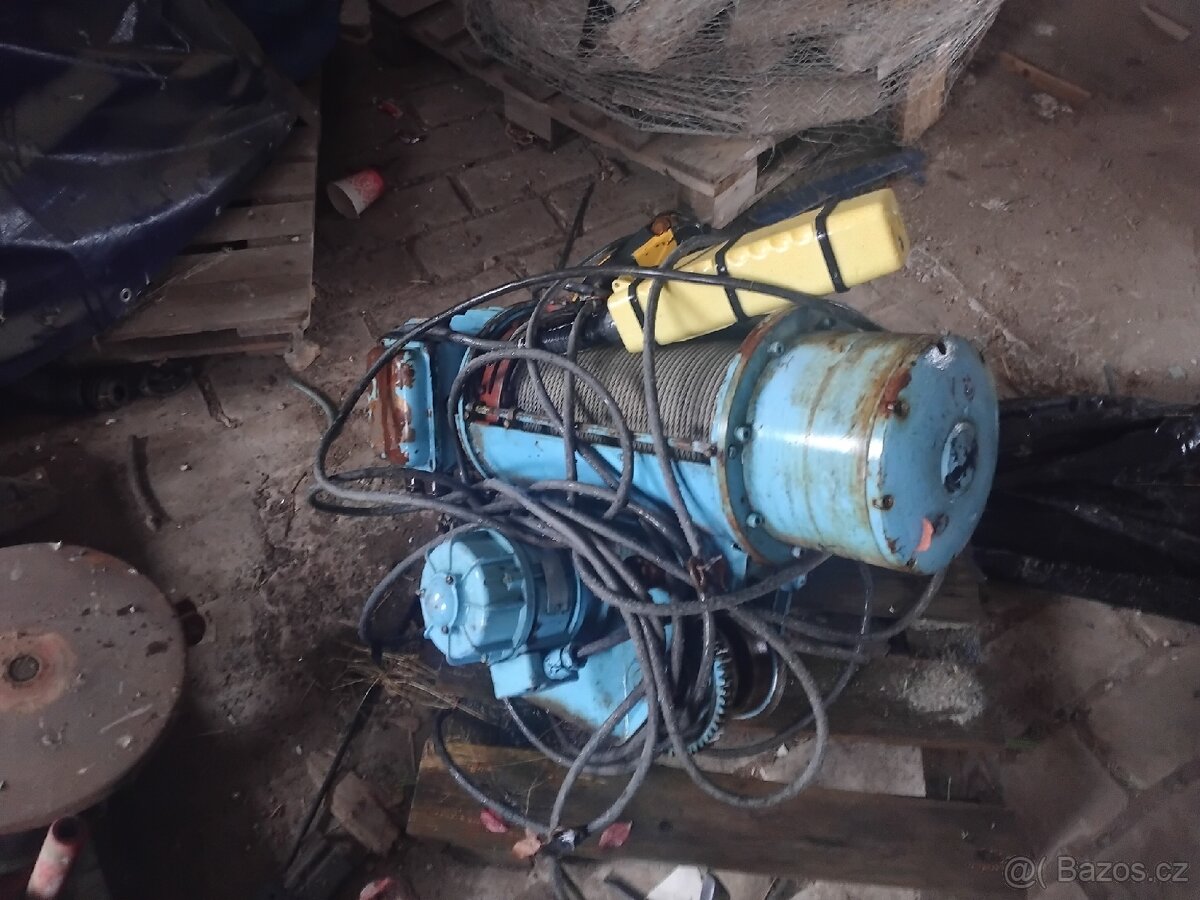 Elektrický vrátek. Kočka. Portálový jeřáb