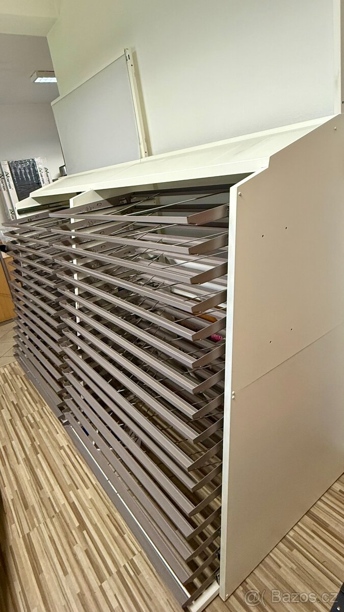 Stojan s výsuvnými policemi