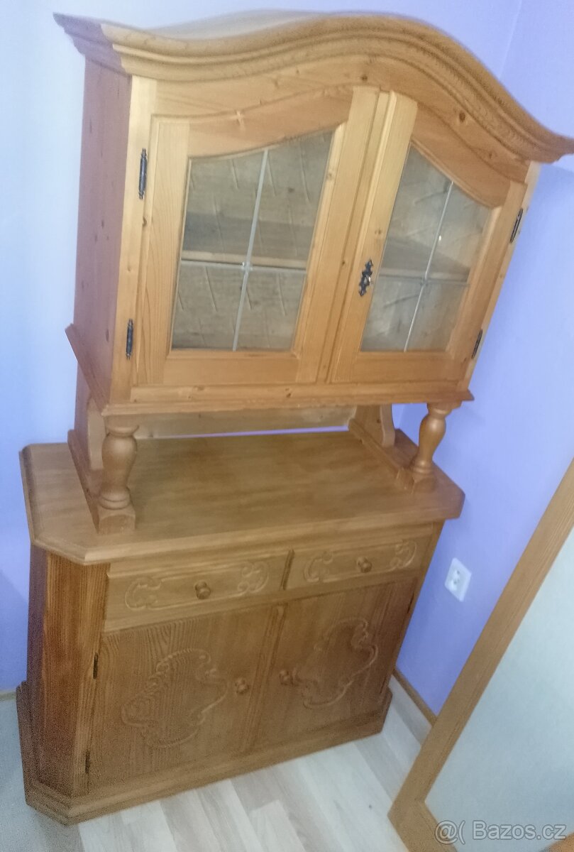 Celo masivní vyřezávaný selský příborník