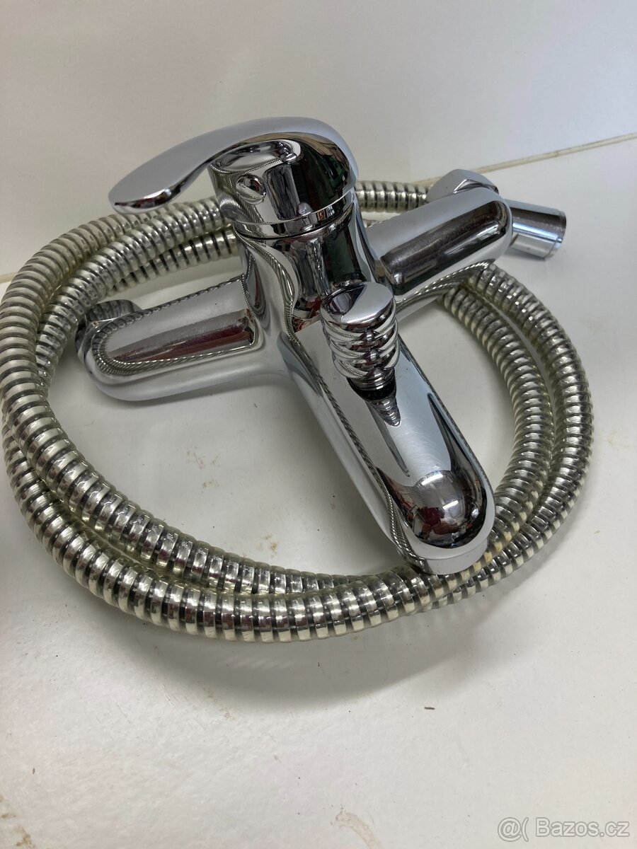 Sprchová baterie na zeď s hadicí