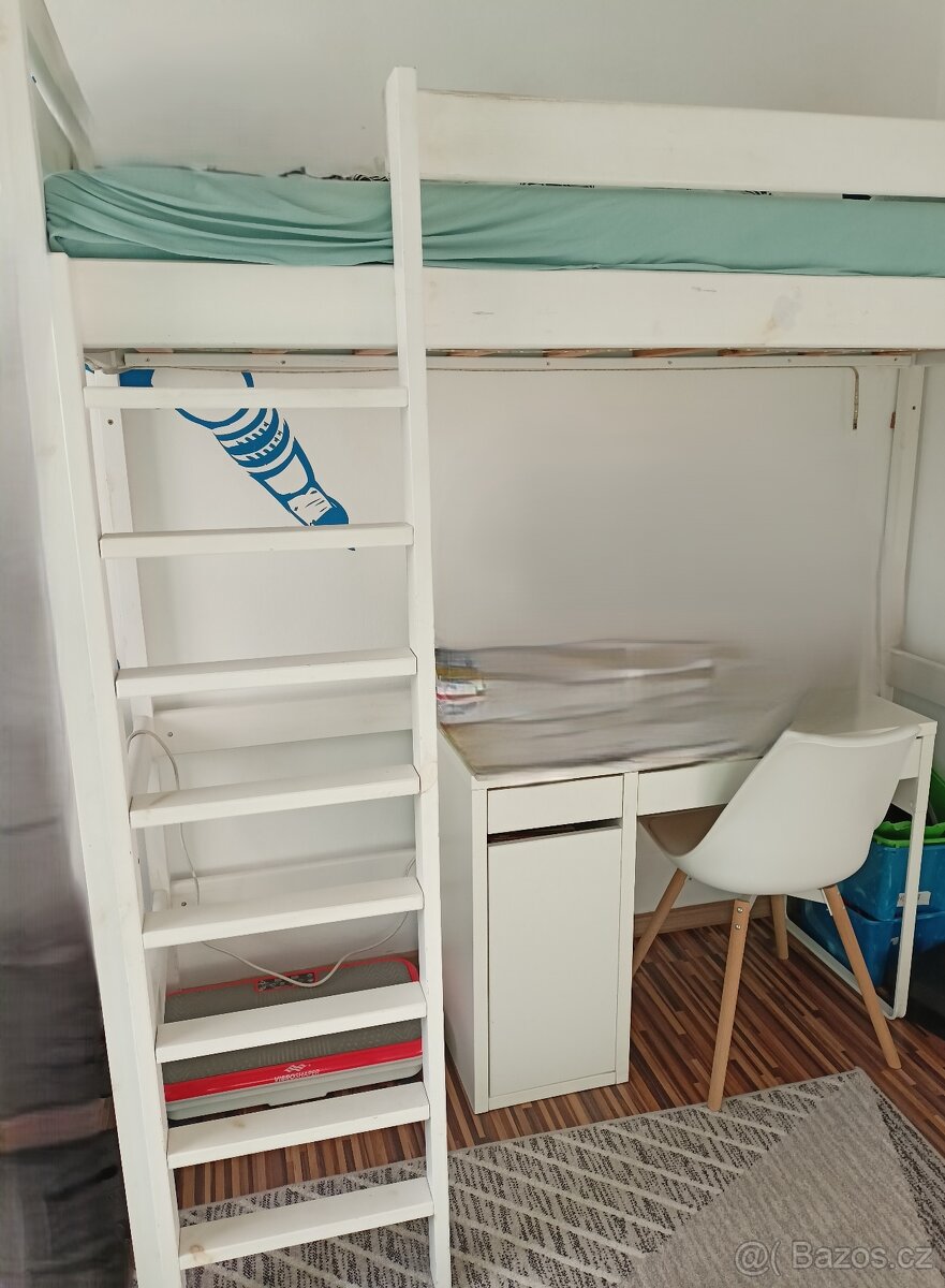 vyvýšená postel z masivu