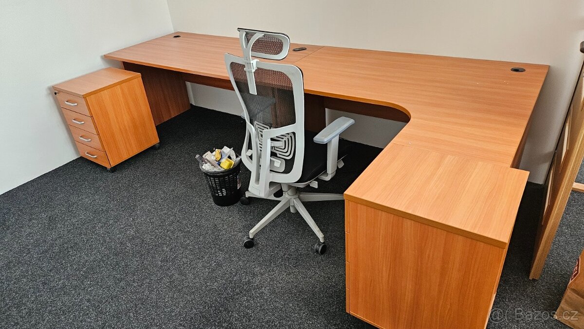 Soubor kancelářského nábytku