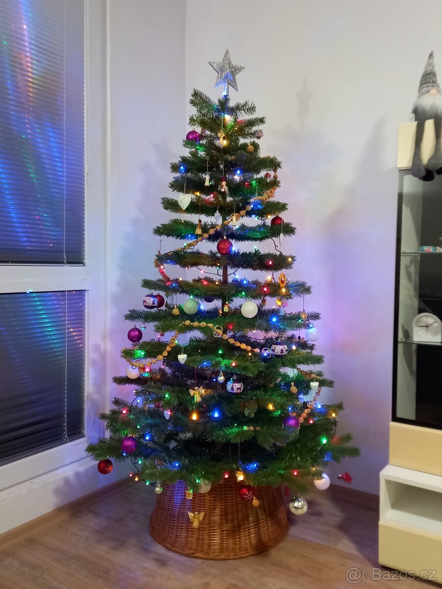 Umělý vánoční stromeček plus ratanový koš