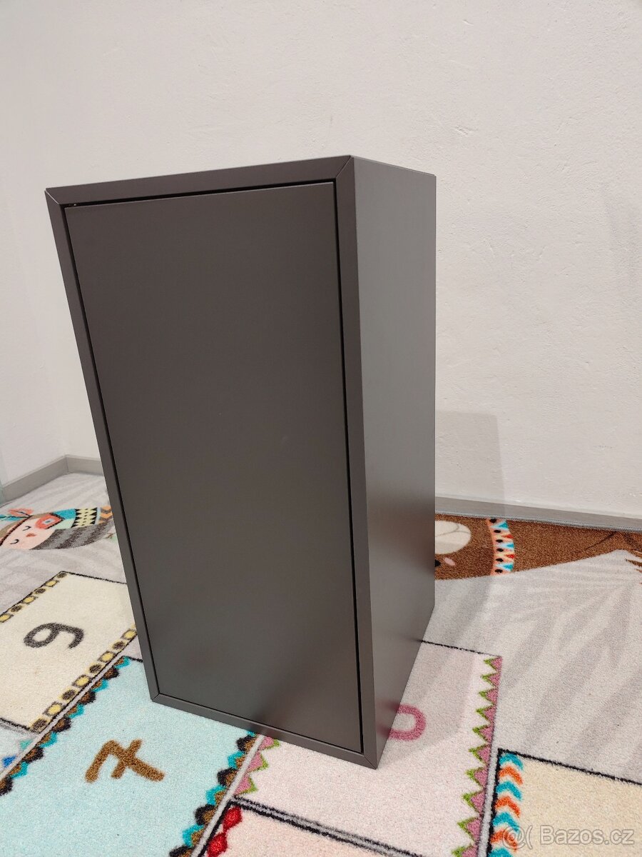 Skříňka s dvířky a 1 policí