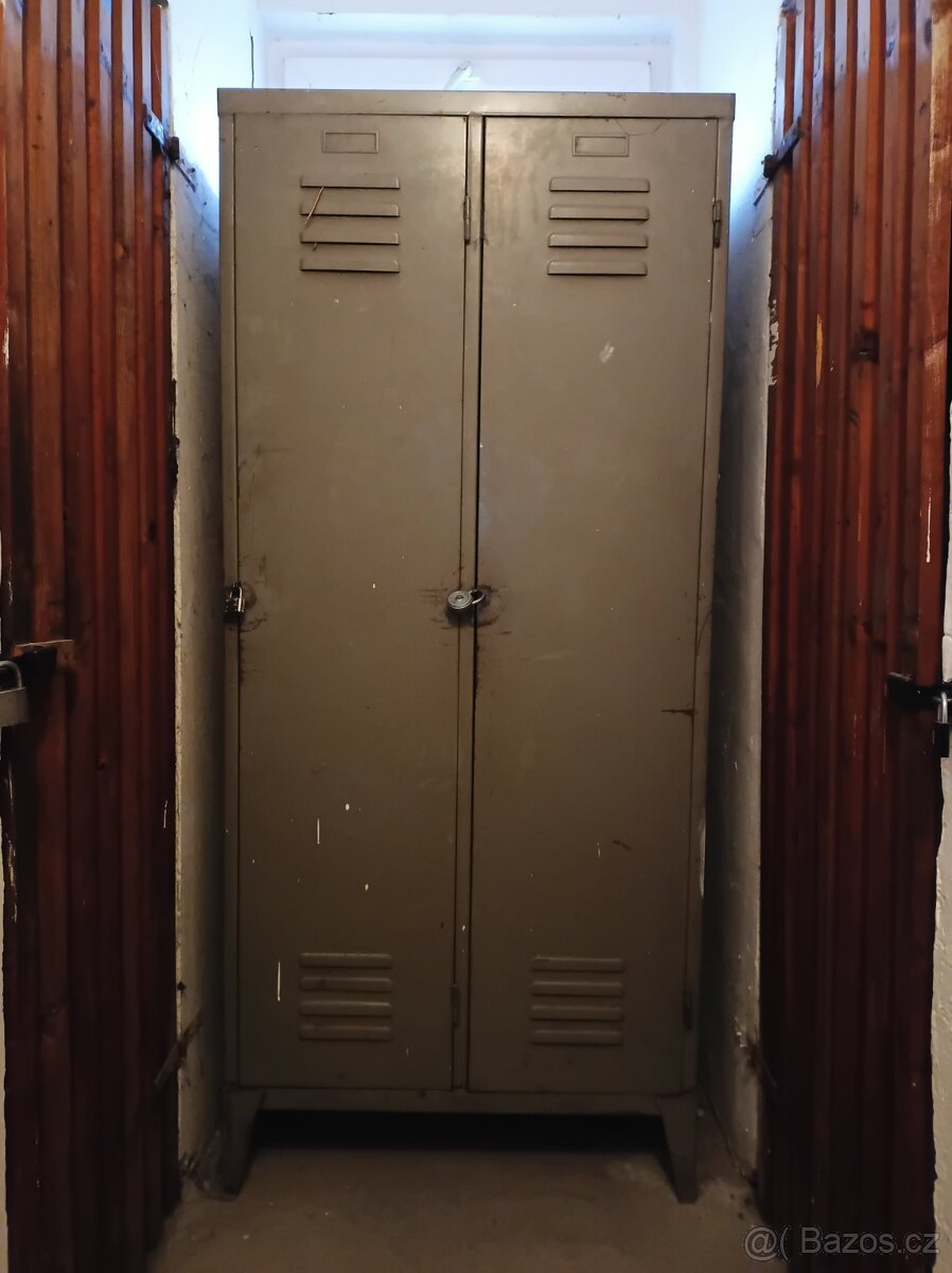 Plechová dvojitá šatní skříň