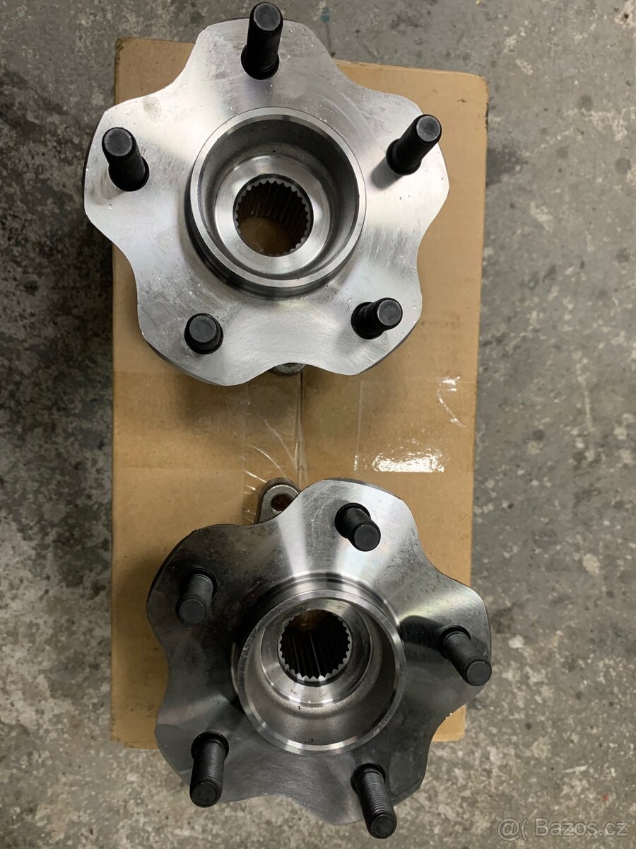Zadní náboj s ložiskem 5x114,3 nissan