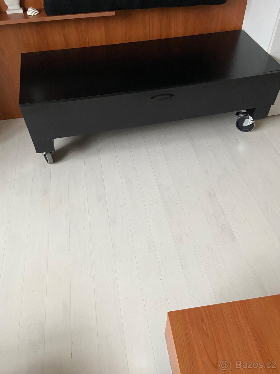 Konferenční stolek nebo lavice