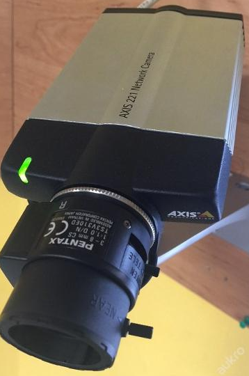 funkční AXIS 221 profesionální kamera s objektivem