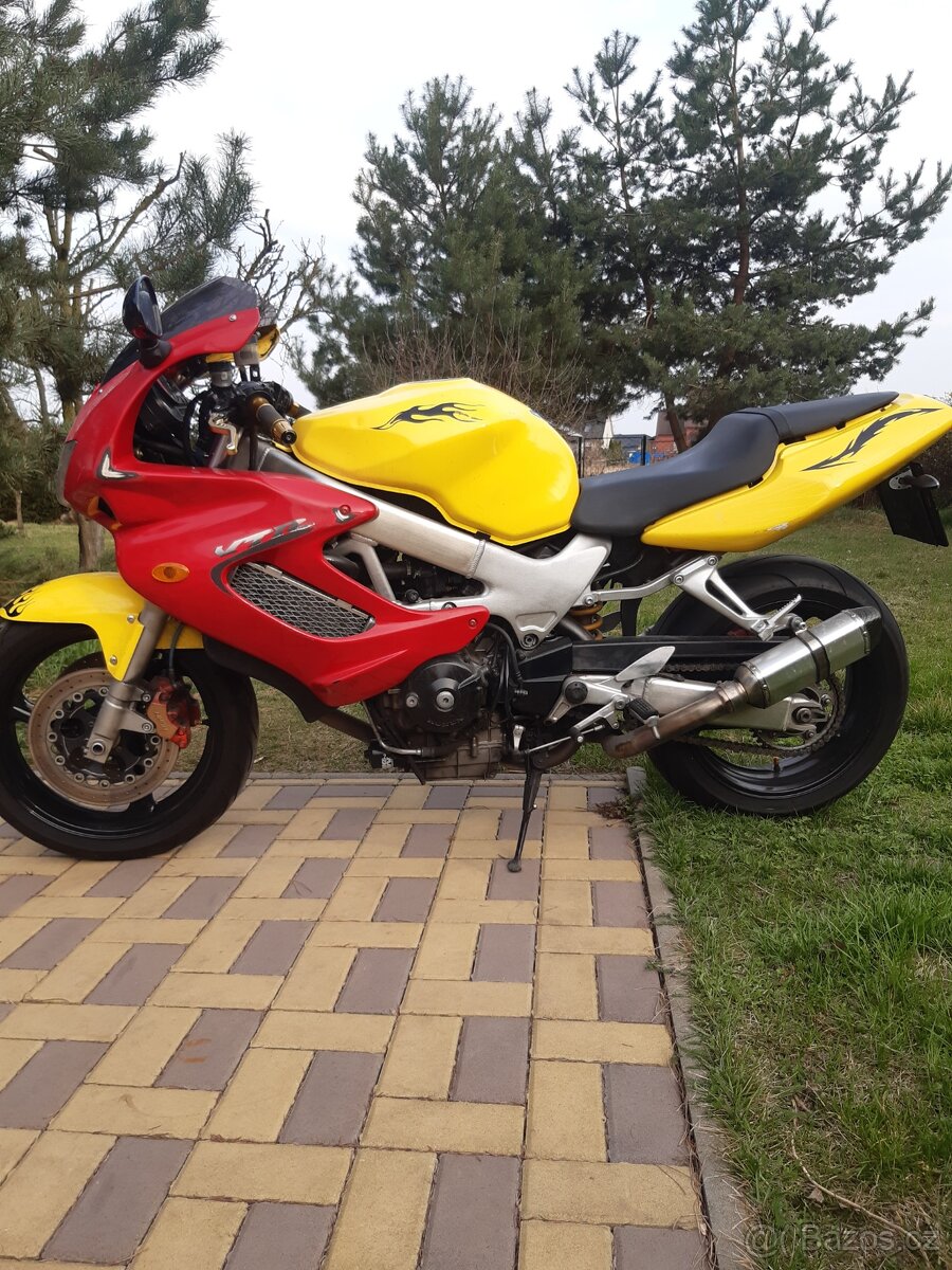 Honda VTR 1000F rok 2003