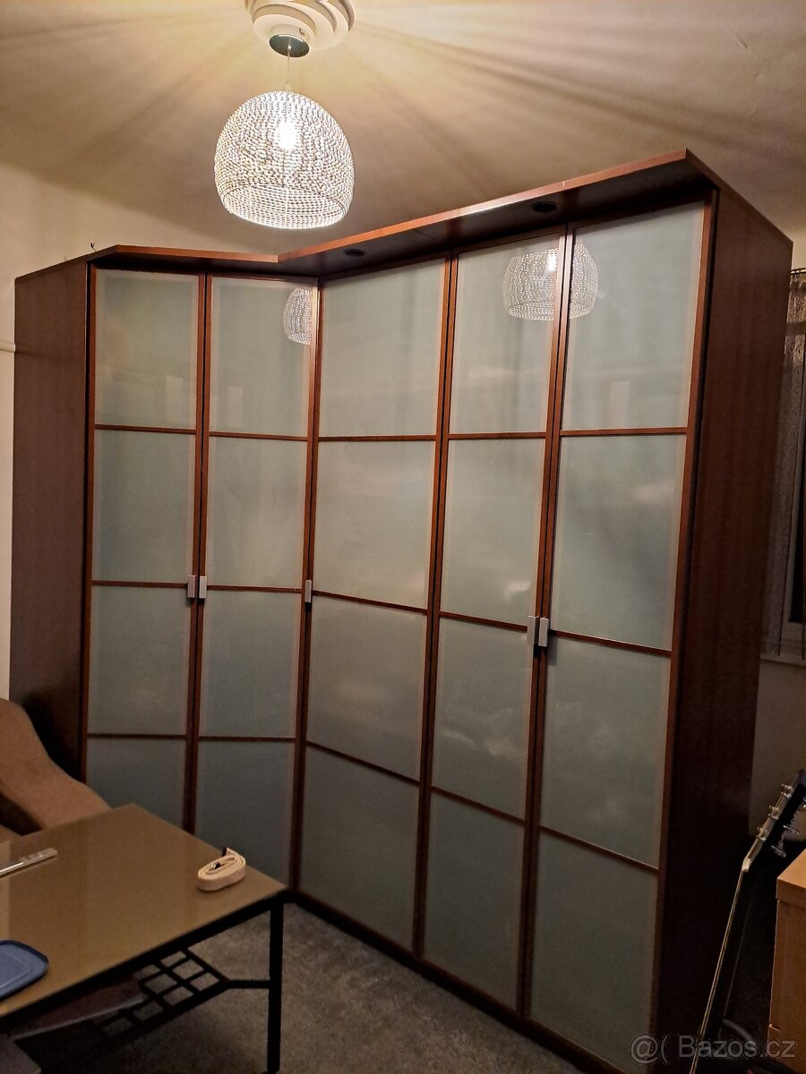 Rohová a rovná ikea skřín