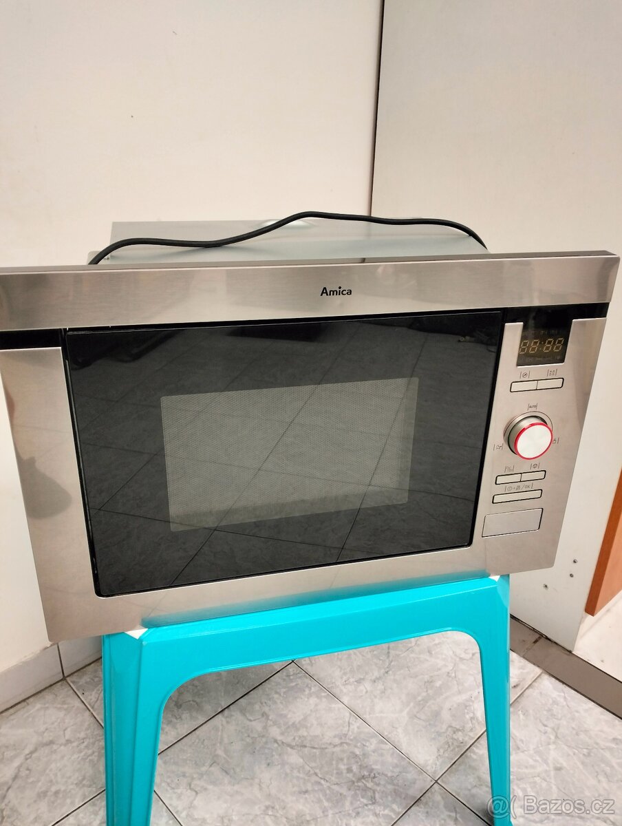 Vestavná mikrovlnná trouba Amica AMM 25 BI o objemu 25 l.
